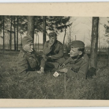 Grupa niemieckich żołnierzy w lesie