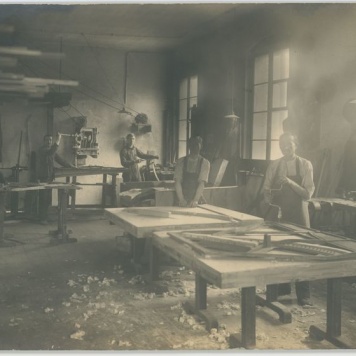 Wnętrze warsztatu w Parowej Fabryce Pianin i Fortepianów Braci K. i A. Fibiger