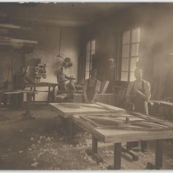 Wnętrze warsztatu w Parowej Fabryce Pianin i Fortepianów Braci K. i A. Fibiger