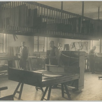 Wnętrze warsztatu w Parowej Fabryce Pianin i Fortepianów Braci K. i A. Fibiger
