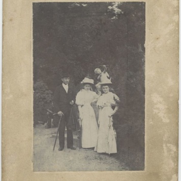 Dionizy i Janina  Wilkoszewscy z Anną Hryniewiecką na spacerze w kaliskim parku