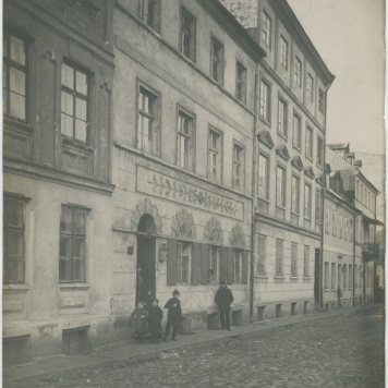 Dzieci na tle kamiennicy