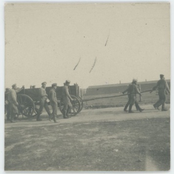 Legioniści ciągnący wóz z żywnością (?) w obozie jenieckim w Szczypiornie