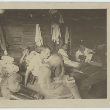 W baraku w obozie jenieckim w Szczypiornie