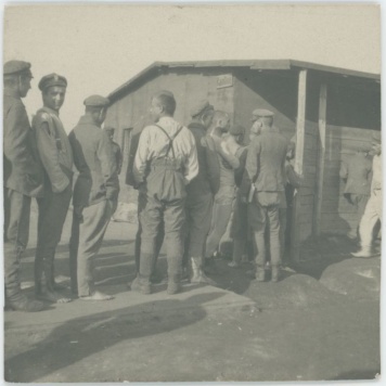 Kolejka do kantyny w obozie jenieckim w Szczypiornie