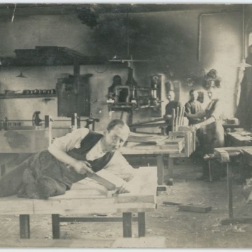 Wnętrze warsztatu w Parowej Fabryce Pianin i Fortepianów Braci K. i A. Fibiger