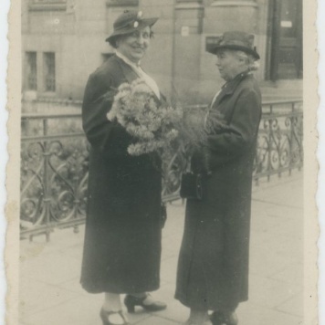 Irena Ryłko i Bronisława Wydrzyńska na żelaznym moście w Kaliszu