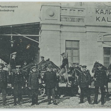 Dragoni przed dworcem kolejowym w Kaliszu