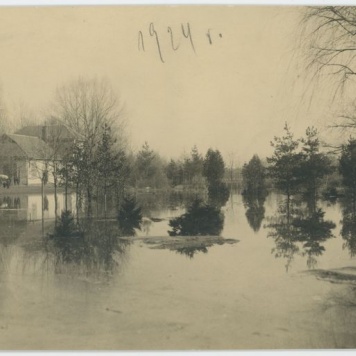 Przystań Kaliskiego Towarzystwa Wioślarskiego podczas powodzi