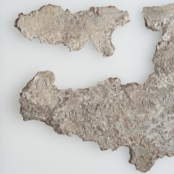 Tabliczka z inskrypcją