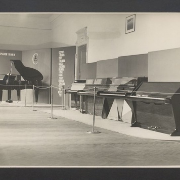 Fortepiany i pianina z Fabryki Fortepianów i Pianin "Calisia" na wystawie w Poznaniu