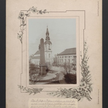 Plac Św. Józefa w Kaliszu z widokiem na kościół farny, część dawnego kollegium jezuickiego i pomnik wystawiony na pamiątkę Zjazdu Monarchów w roku 1835-ym.