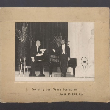 Jan Kiepura przy fortepianie Arnold Fibiger podczas koncertu na rzecz Funduszu Obrony Narodowej