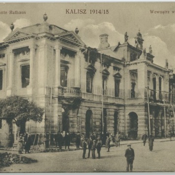 Wewnątrz wypalony ratusz, Kalisz 1914/15