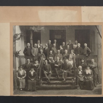 Przed wejściem do budynku Komitetu Kaliskiego