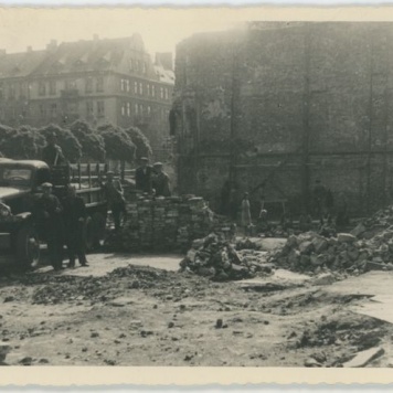 Rozbiórka spalonego domu przy Al. J. Stalina, Kalisz