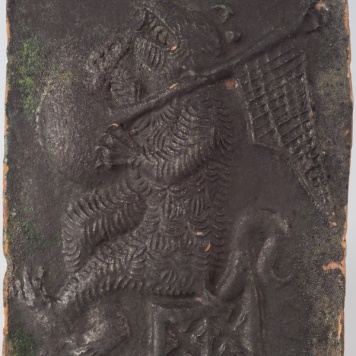 Kafel z wyobrażeniem niedźwiedzia grającego na dudach