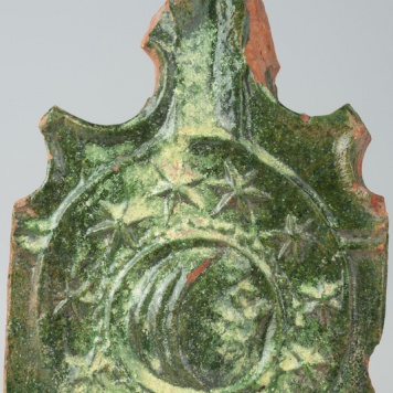 Kafel z sierpem księżyca z ludzką twarzą w otoczeniu gwiazd i z częścią w formie lilii