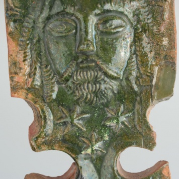 Kafel z wyobrażeniem głowy Chrystusa w koronie cierniowej i częścią w formie lilii