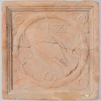 Kafel z rybą w wieńcu i inicjałami I.Z, herb Pierzcha