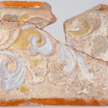 Kafel z ornamentem roślinnym