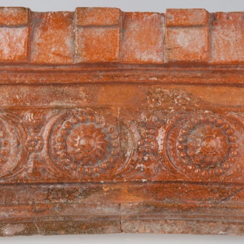 Kafel z ornamentem cekinowo-perłowym