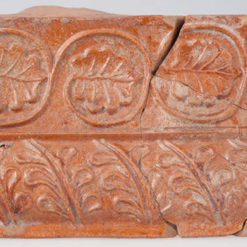 Kafel z ornamentem roślinnym