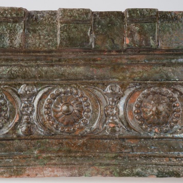 Kafel z ornamentem cekinowo-perłowym