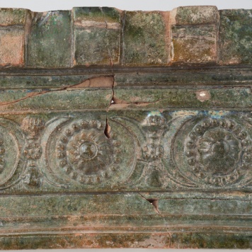 Kafel z ornamentem cekinowo-perłowym