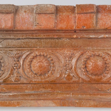 Kafel z ornamentem cekinowo-perłowym