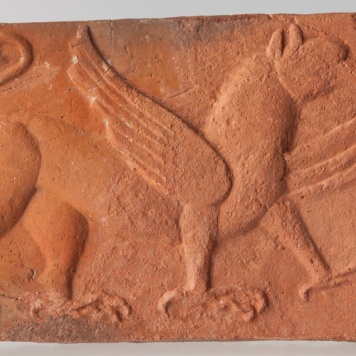 Płytka z wyobrażeniem gryfa