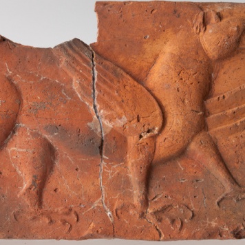 Płytka z wyobrażeniem gryfa