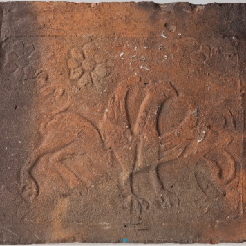 Płytka z wyobrażeniem gryfa i rozet