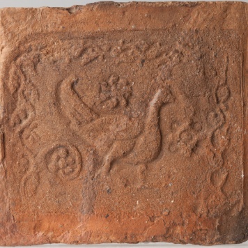 Płytka z wyobrażeniem ptaka w bordiurze z pąkami kwiatowymi dookoła