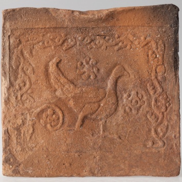 Płytka z wyobrażeniem ptaka otoczonego bordiurą oraz dwoma pąkami kwiatowymi