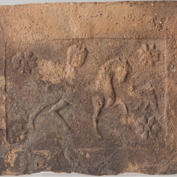 Płytka z wyobrażeniem konia w otoczeniu pąków kwiatowych