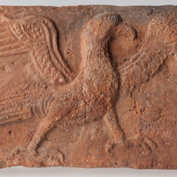 Płytka z wyobrażeniem orła z rozpostartymi skrzydłami