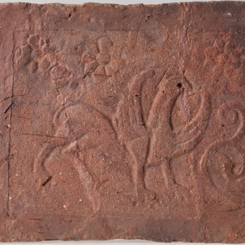 Płytka z wyobrażeniem gryfa w otoczeniu elementów roślinnych