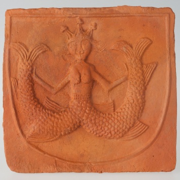 Kafel z wyobrażeniem syreny w koronie z dwoma ogonami w tarczy herbowej