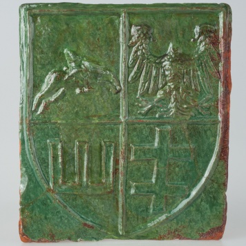 Kafel z tarczą czteropolową: Pogoń, Orzeł Biały, Słup Giedymina, Bojcza, z herbami Polski, Litwy i dynastii Jagiellonów