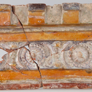 Kafel z ornamentem cekinowo-perłowym