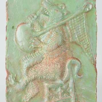 Kafel z wyobrażeniem niedźwiedzia grającego na dudach