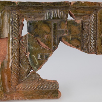 Kafel z herbem i ornamentem