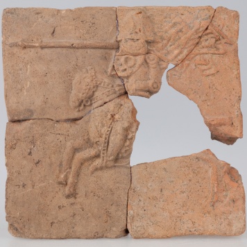 Kafel z wizerunkiem kopijnika i małym herbem Nałęcz na tarczy