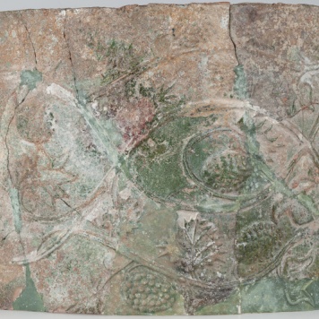 Kafel zdobiony motywem winorośli