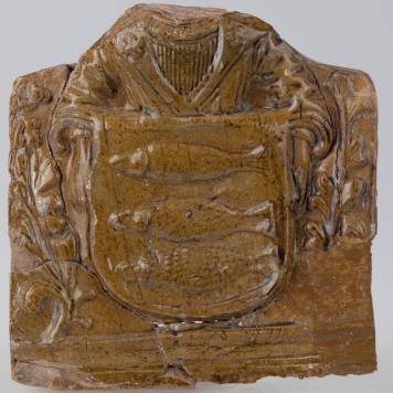 Kafel z herbem Korczbok i tarczownikiem