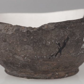 małe uszkodzone naczynie, z wyodrębnionym dnem 