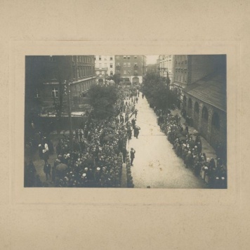 Uroczystości przed budynkiem Kaliskiej Ochotniczej Straży Pożarnej