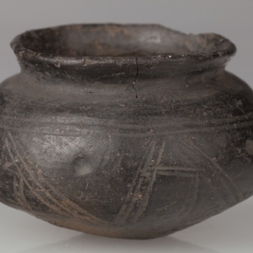 małe naczynie o esowatym profilu 