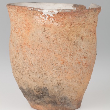 naczynie o wydłużonym kształcie z lekko wyodrębnioną krawędzią 